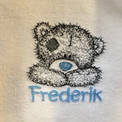 Babyhndklde med broderet bamse og navn
